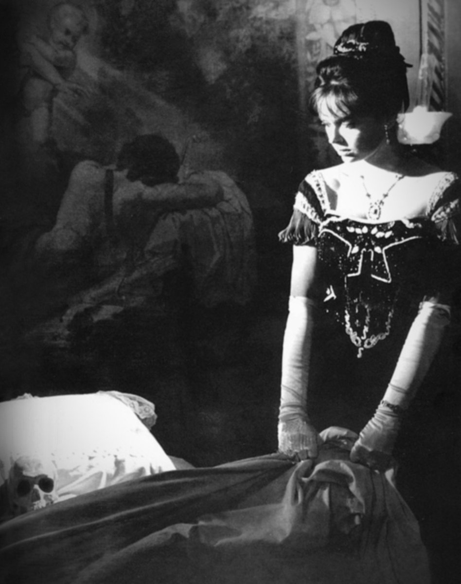 💀 | Barbara Steele sul set de 'L'orribile segreto del Dr. Hichcock' (Riccardo Freda, 1962). Regia, scenografia, fotografia: tutto sublime in uno dei capolavori (e non è un modo di dire) del gotico italiano, con omaggi a Poe, Hi(t)chcock e persino Charlotte Brontë (Jane Eyre).