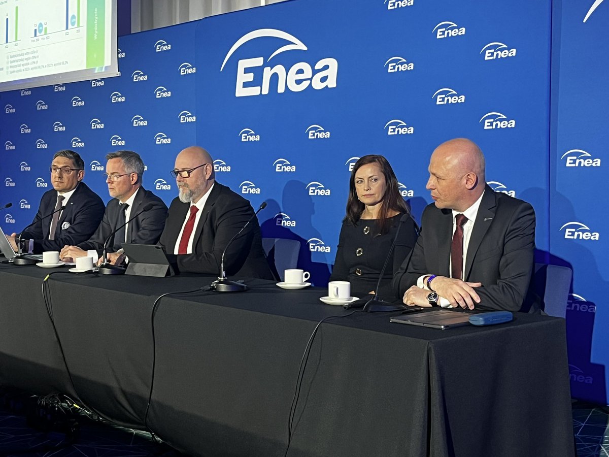 Jan_Matysik's tweet photo. Konferencja #WynikiEnei 📈 za '23 rozpoczęta. @Grupa_Enea i @LWBogdanka podsumowują ubiegły rok. Zapraszamy na transmisję 🎥🔴➡️ https://t.co/eYoqeLacYc. Relacja: @Grupa_Enea https://t.co/Hv9aJCnQXV