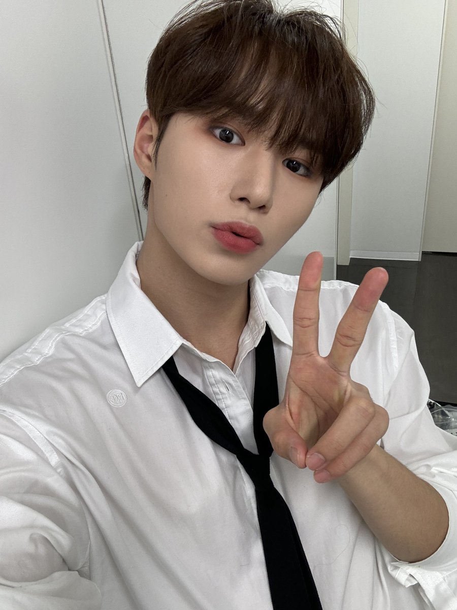 WEi__Member's tweet photo. [#준서] 😗✌️ https://t.co/IRgVIOiIZe