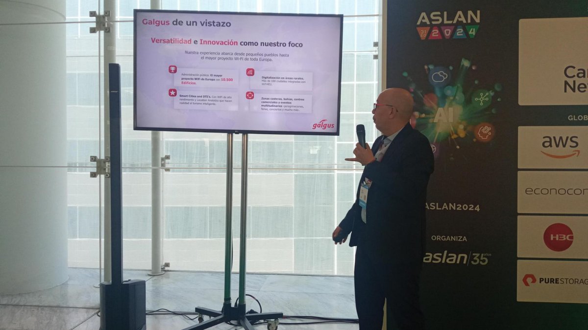 Our colleague Gerardo at the @aslan_es Congress & Expo discussing the power of our Location Analytics technology for space optimization. Thank you very much to everyone for your interest! #ASLAN #ASLAN2024 #LocationAnalytics #WiFi #LocationIntelligence #AI #DataDriven