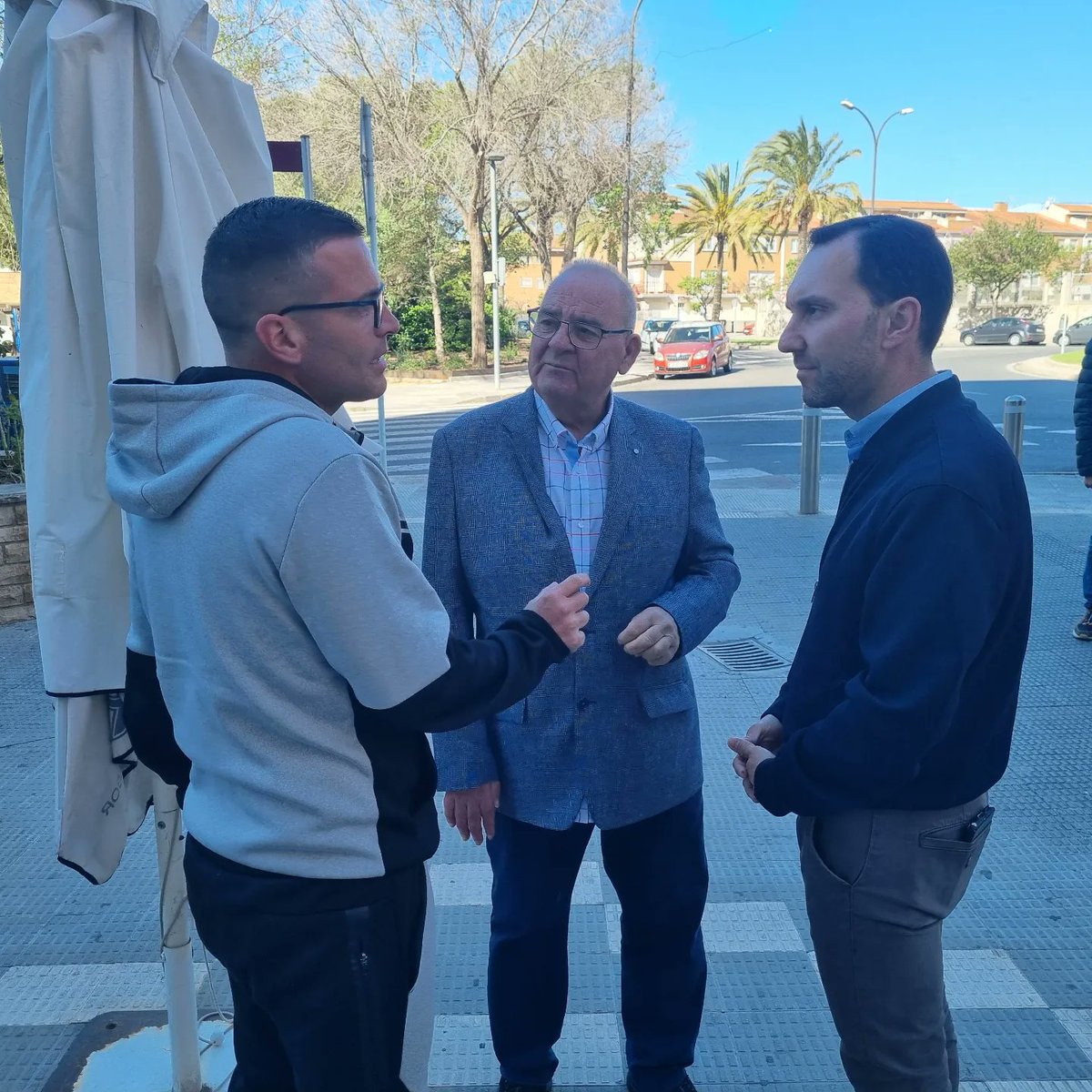 Ara_Reus's tweet photo. 🤝🏻 Ens reunim amb l'AV Barri Juroca per conèixer el dia a dia i aportar solucions als problemes existents. 

👉🏻 El benestar dels veïns és primordial, és per això, que recollim totes les incidències i inquietuds per fer una ciutat millor.

#FemReus #BarriJuroca #AraReus https://t.co/pyuN7i8xjn