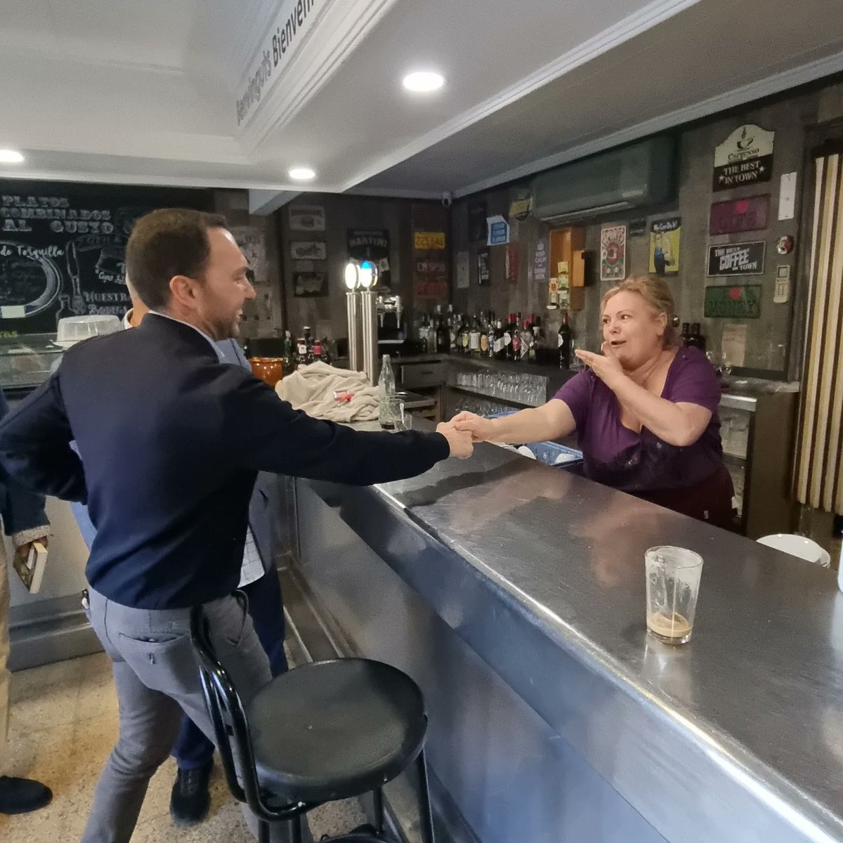 Ara_Reus's tweet photo. 🤝🏻 Ens reunim amb l'AV Barri Juroca per conèixer el dia a dia i aportar solucions als problemes existents. 

👉🏻 El benestar dels veïns és primordial, és per això, que recollim totes les incidències i inquietuds per fer una ciutat millor.

#FemReus #BarriJuroca #AraReus https://t.co/pyuN7i8xjn