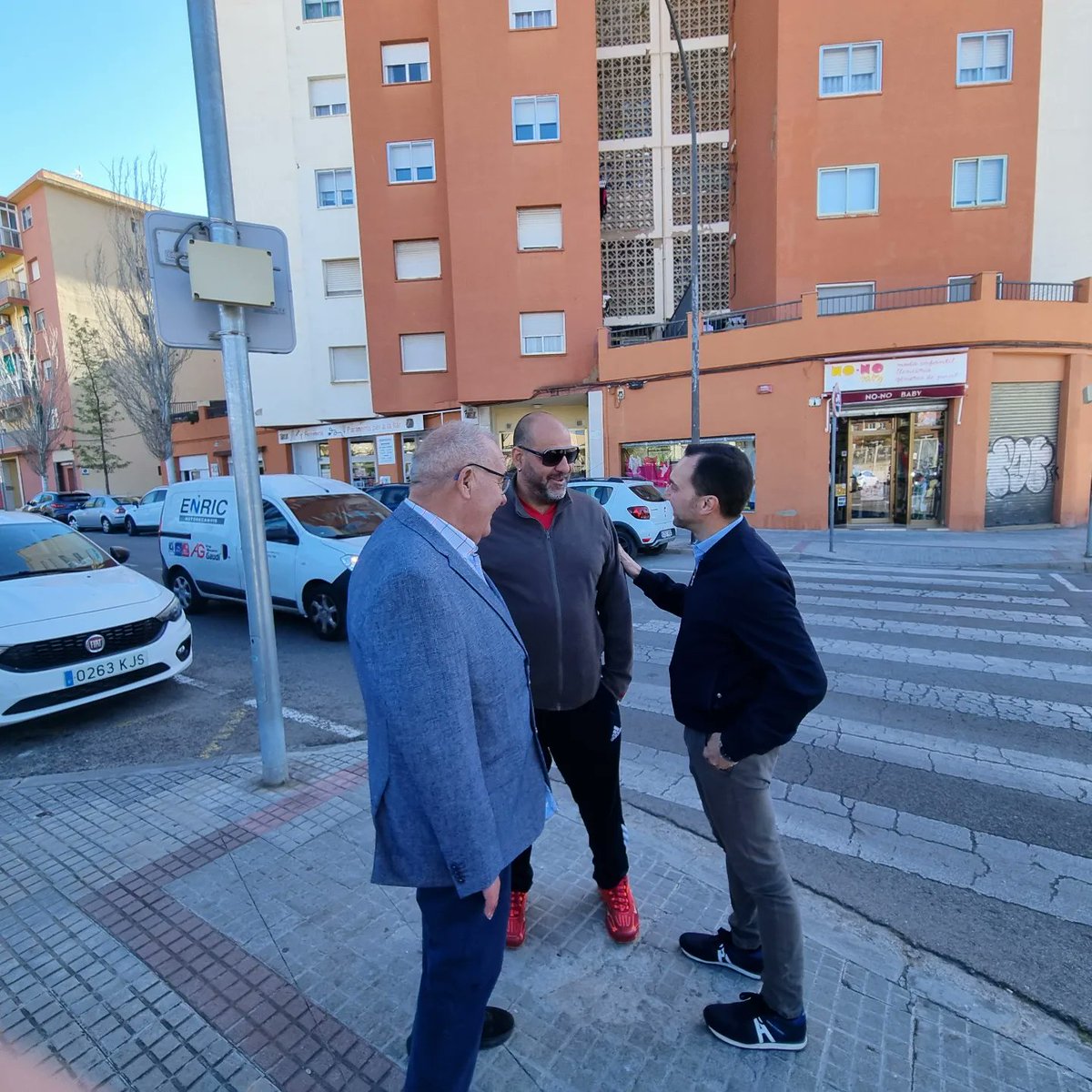 Ara_Reus's tweet photo. 🤝🏻 Ens reunim amb l'AV Barri Juroca per conèixer el dia a dia i aportar solucions als problemes existents. 

👉🏻 El benestar dels veïns és primordial, és per això, que recollim totes les incidències i inquietuds per fer una ciutat millor.

#FemReus #BarriJuroca #AraReus https://t.co/pyuN7i8xjn