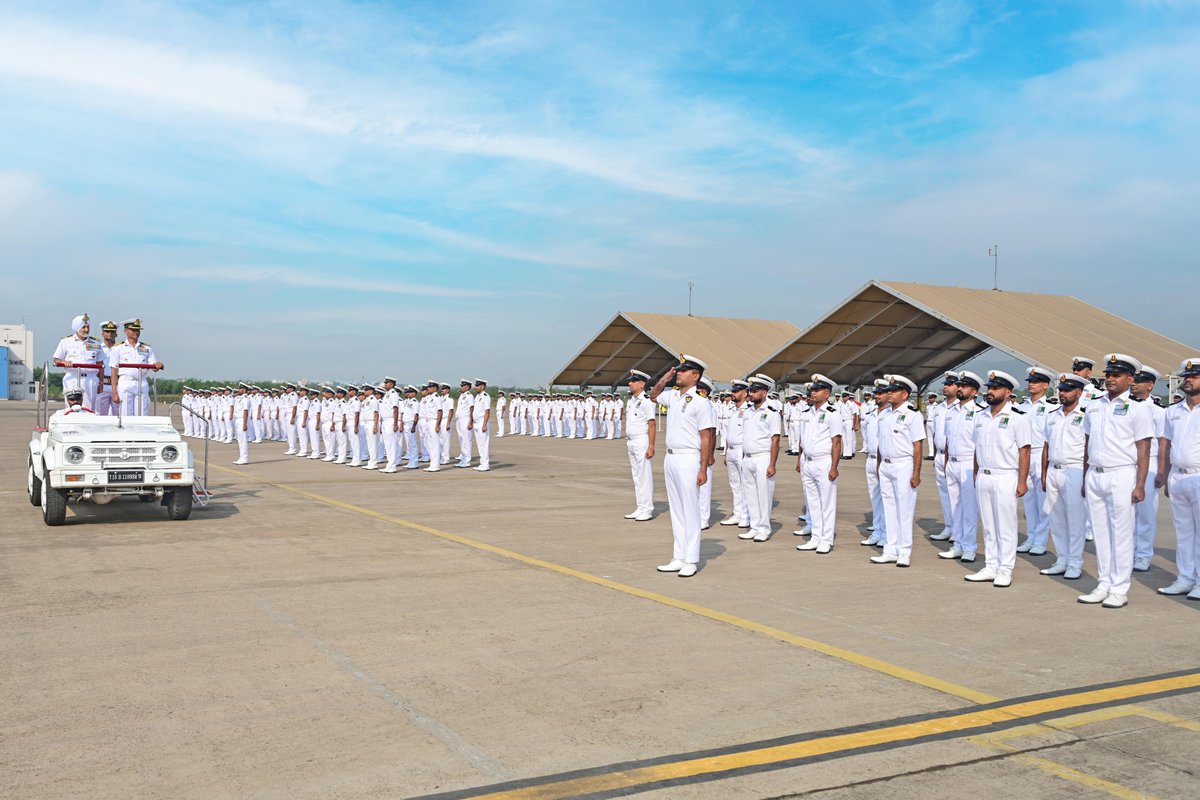 Capt Shivaji Laxman Yadav took over the command of ⚓Naval Air Station #INSDega at #Visakhapatnam from Cmde Dalip Singh, VSM today.

@IN_HQENC 
@PRO_Vizag 
 @indiannavy