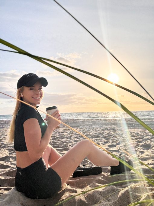 Sunrise cardio and a black coffee on the beach ☀️ What&rsquo;s your favorite way to start the day? https://t<a href="/tag/floridarenaissancefestival"class="tags"><span>#floridarenaissancefestival</span></a><a href="/tag/flarenfest"class="tags"><span>#flarenfest</span></a>