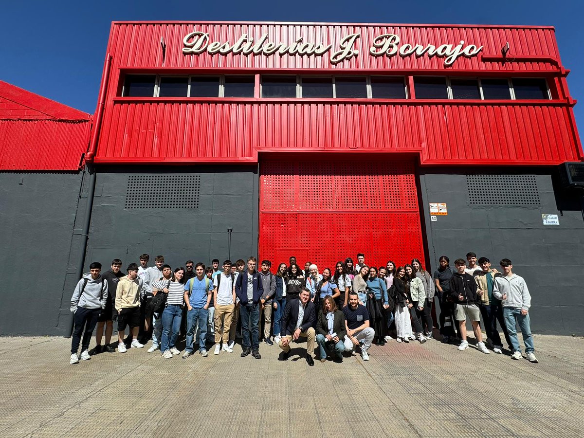 FacSoTI_UCLM's tweet photo. Ayer 40 alumnos de 1º y 2º de ADE han visitado la empresa Internacional de Comercio y Destilerías J. Borrajo, ubicada muy cerca de nuestra Facultad y que representa un símbolo de éxito empresarial para la ciudad. https://t.co/EAFVnzSYos