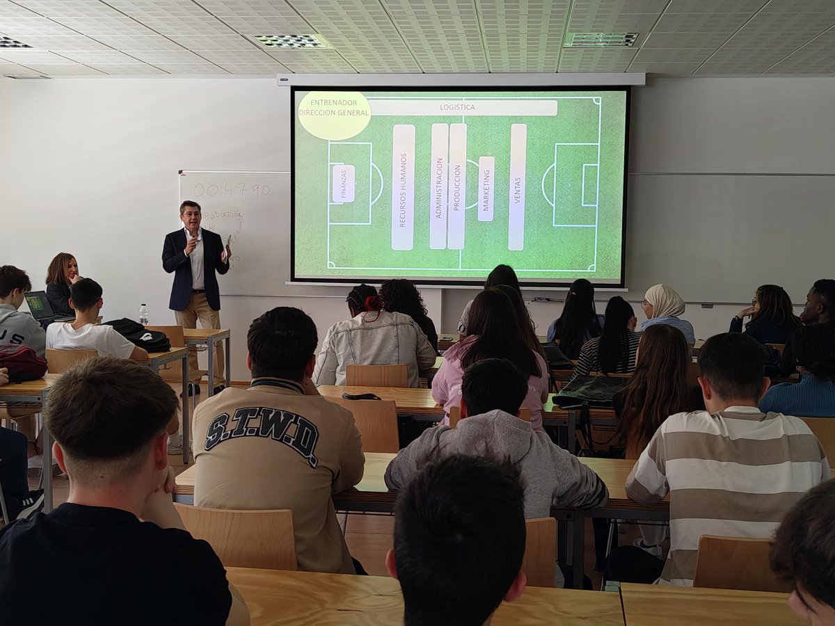 Ayer 40 alumnos de 1º y 2º de ADE han visitado la empresa Internacional de Comercio y Destilerías J. Borrajo, ubicada muy cerca de nuestra Facultad y que representa un símbolo de éxito empresarial para la ciudad.