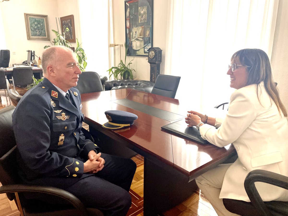 DelegGobCANT's tweet image. La delegada del gobierno, @eugeniasdr, recibe al Coronel Jefe de la Base Aérea del @EjercitoAire de #Villanubla, Jefe del #Ala37 y Comandante Militar Aéreo de los Aeropuertos de #Santander y #Burgos, 
D. José María Santé Abal.