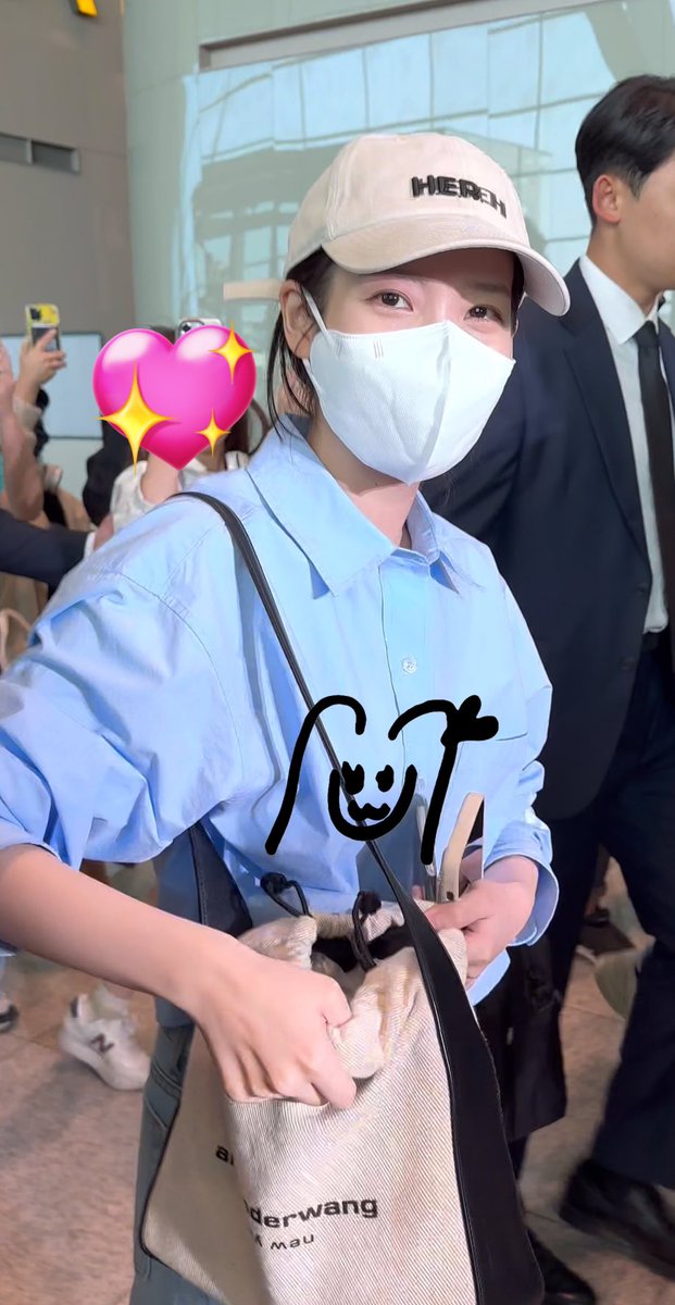 dkwlrma0516's tweet photo. 240418 #아이유 
들어오라고 가방 연거랑 데려간다고 잡으려는 손이 너무너무 귀여움ㅜㅋㅋㅋㅋ 그 와중에 한손은 가방 열고 있는게 진짜 자바머거😋🐥🩷 https://t.co/MXM2xEwArW