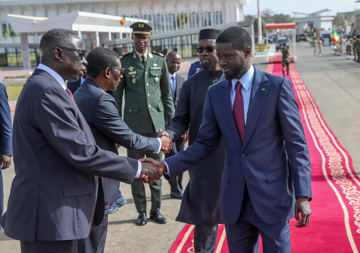 PR_Senegal's tweet photo. Dans le cadre de sa 1ère visite officielle à l’étranger, S.E.M. @DiomayeFaye a quitté Dakar ce matin à destination de la Mauritanie. À Nouakchott, le chef de l'État va s'entretenir avec son homologue mauritanien, le Président @CheikhGhazouani, sur des sujets d'intérêt commun. https://t.co/HHt8rMpdkA