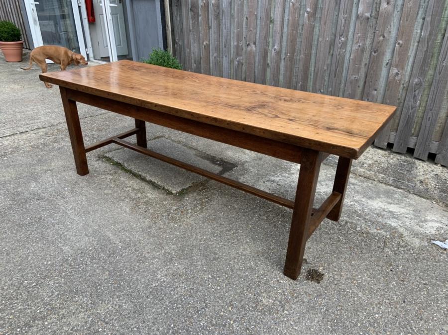 Antique Ash farmhouse table with stretcher rb.gy/hc37qq #antiquefarmhousetable #farmhousetable #ashfarmhousetable #antiquediningtable #antique #furniture