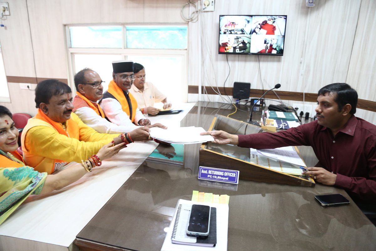 BJP4MP's tweet photo. "विजयी भव:" 

भोपाल लोकसभा क्षेत्र से भाजपा प्रत्याशी श्री @Alok_SharmaBJP ने अपना नामांकन दाखिल किया।

इस दौरान पूर्व मुख्यमंत्री श्री @ChouhanShivraj, प्रदेश सरकार में मंत्री श्री @VishvasSarang एवं श्रीमती @KrishnaGaurBJP उपस्थित रहीं।  

#PhirEkBaarModiSarkar