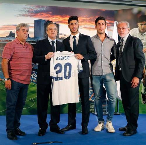 ❗️Barcelona fans attacked Marco Asensio's family with water bottles and insulted them all night during the game vs PSG. @lequipe #UCL