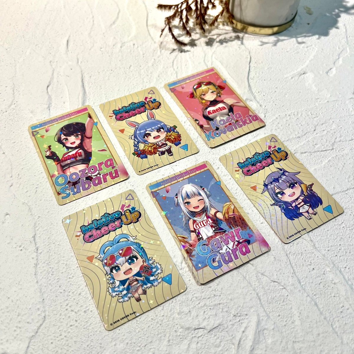 holocheerup's tweet photo. 【hololive production X CAPSULE Cheer UP Collaboration Café】

＼特典實體公開／
大家知道消費滿額禮跟餐點特典有兩波嗎？

｜消費滿額禮｜
活動期間來店消費周邊品項滿 800 元，即可獲得隨機雙面小卡一張！
4/14 - 4/21 為半身形式版本
4/22 - 4/28 為全身形式版本

｜消費餐點特典｜
活動期間來店消費一份餐點，即可獲得隨機杯墊一張！
4/14 - 4/21 為 Q 版版本
4/22 - 4/28 為正比版本

大家把握時間快快來蒐集～～

⚠️來店禮書籤、滿額禮雙面小卡、餐點特典杯墊皆為隨機贈送，恕無法指定款式
⚠️來店禮、消費滿額禮、消費餐點特典皆須在櫃台完成數量及瑕疵檢查，離開櫃台後無法進行數量補發及瑕疵更換。

｜咖啡廳持續開放預約中｜
📌https://t.co/boqAjaFRc7
🔶本次咖啡廳為「外帶店」形式，不提供座位用餐，若欲購買商品較多，建議可自備環保袋或於現場加購專屬購物袋！

—活動詳情請持續鎖定本粉絲專頁—
活動時間：4/14（日） ～ 4/28（日）
活動地點：臺北市中山區錦西街 25 號（近民權西路站 4 號出口）
#hololiveproduction_cheerup #hololiveproduction #CAPSULE #hololive_cheerupcafe #主題聯名咖啡廳