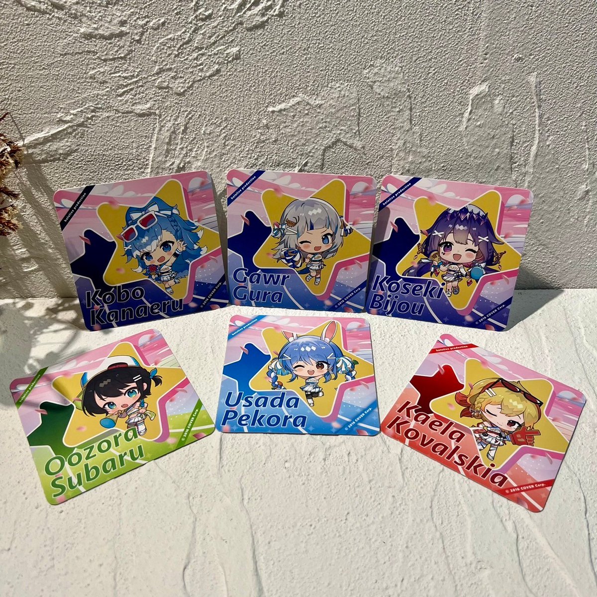 holocheerup's tweet photo. 【hololive production X CAPSULE Cheer UP Collaboration Café】

＼特典實體公開／
大家知道消費滿額禮跟餐點特典有兩波嗎？

｜消費滿額禮｜
活動期間來店消費周邊品項滿 800 元，即可獲得隨機雙面小卡一張！
4/14 - 4/21 為半身形式版本
4/22 - 4/28 為全身形式版本

｜消費餐點特典｜
活動期間來店消費一份餐點，即可獲得隨機杯墊一張！
4/14 - 4/21 為 Q 版版本
4/22 - 4/28 為正比版本

大家把握時間快快來蒐集～～

⚠️來店禮書籤、滿額禮雙面小卡、餐點特典杯墊皆為隨機贈送，恕無法指定款式
⚠️來店禮、消費滿額禮、消費餐點特典皆須在櫃台完成數量及瑕疵檢查，離開櫃台後無法進行數量補發及瑕疵更換。

｜咖啡廳持續開放預約中｜
📌https://t.co/boqAjaFRc7
🔶本次咖啡廳為「外帶店」形式，不提供座位用餐，若欲購買商品較多，建議可自備環保袋或於現場加購專屬購物袋！

—活動詳情請持續鎖定本粉絲專頁—
活動時間：4/14（日） ～ 4/28（日）
活動地點：臺北市中山區錦西街 25 號（近民權西路站 4 號出口）
#hololiveproduction_cheerup #hololiveproduction #CAPSULE #hololive_cheerupcafe #主題聯名咖啡廳