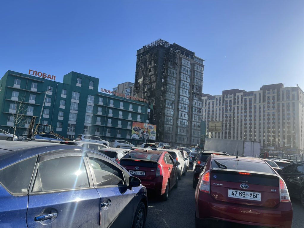 Энэ нээрээ арай дэнднээ. Дүнжингарав худалдааны төвөөс гарах ганцхан гарц. Нэг хүний эрх ашгийн төлөө нийтээрээ ингэж тарчилах ёстой юу? Баруун талын хашаалсан хашааг буулгаж орц гарц гаргаачээ‼️ 😡😡😡