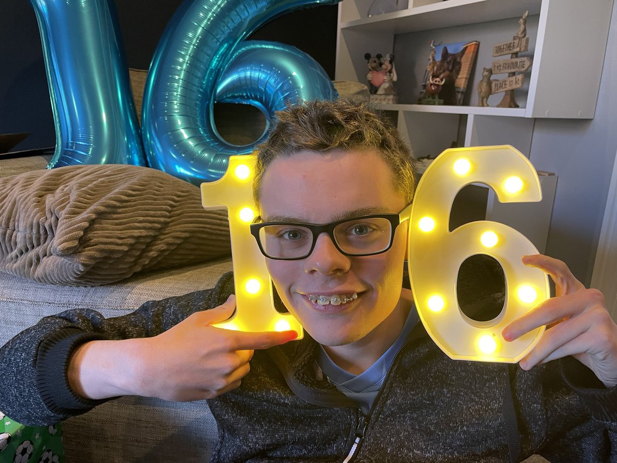covmum76's tweet photo. @realvicminett Happy Birthday from your Birthday twin William.  Hope to see you on Wembley way on Sunday #PUSB https://t.co/Kj2GH9Yok4