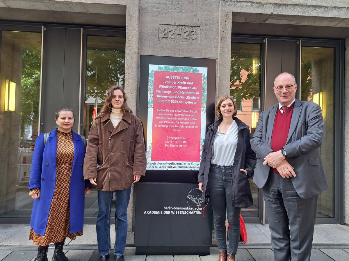bbaw_de's tweet photo. Gestern zu Gast in der Akademie und im Gespräch mit Akademiepräsident @markschies über #Wissenschaft und #Forschung: @HanSteinmueller, MdB, @LaaLeeLuuLaura, Berliner Abgeordnete (@agh_berlin), und @SisauriLela, Bezirksverordnete (@GrueneBVVMitte). https://t.co/dNjrqQLIbU