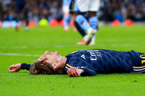 7Sempiterno7's tweet photo. A mí me vale Modric. Me vale para salir como ayer, me vale su corazón y su madridismo, me valen sus piernas de treinta y ocho años para acompañar a los niños cuando quedan veinte minutos, me vale su gallina en piel, me vale su manera de vivirlo todo como si fuera la primera vez. https://t.co/z5i0cKC1lU