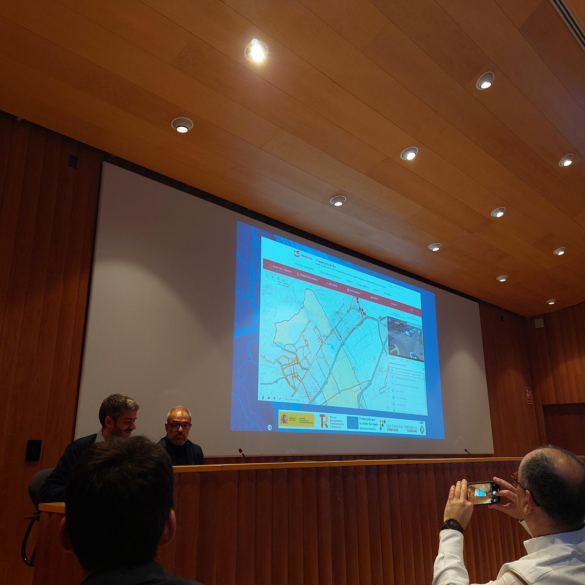 Esri_Spain's tweet photo. ¡¡Proyectazo que ha presentado el Ayuntamiento #Viladecans!! Un portal pionero para la movilidad sostenible de la ciudad en colaboración con @NexusGeographic ¡Muy interesante conocer de cerca este proyecto que ayuda a la vida de las personas! #ModernizaciónAdministrativa https://t.co/sXr50Ix192