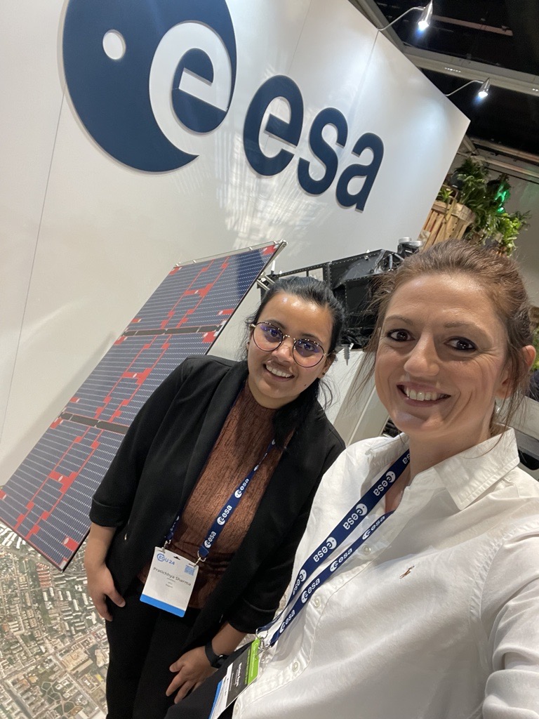 Greetings from #EGU2024 🤩📸 Colleagues Marketa Raym & Pratichhya Sharma are available to share more about our expertise & services to turn #EOdata into practical answers!💚 With applications like #CDSE, #openEO, #Terrascope, ... we move you forward! 🔗remotesensing.vito.be