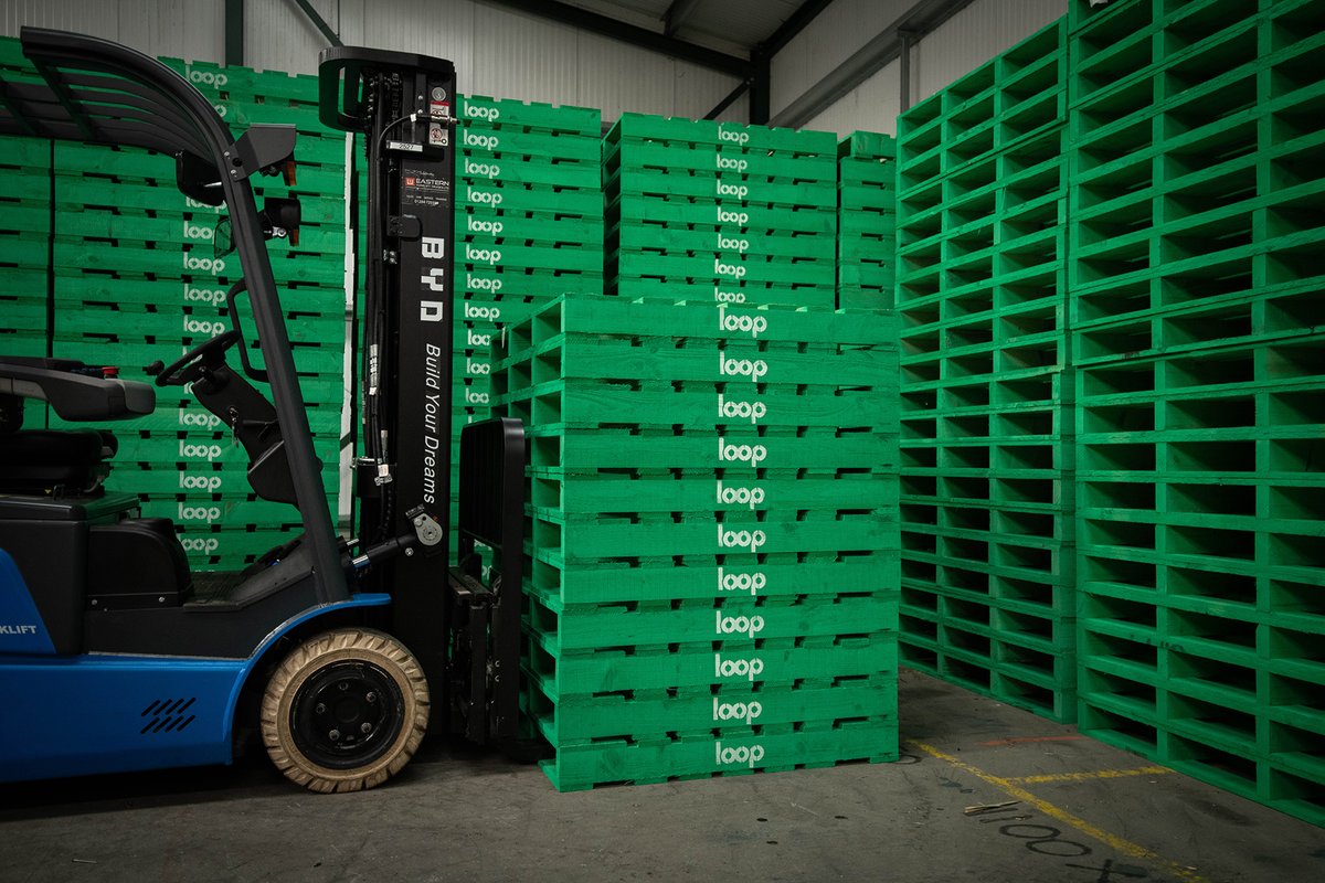 The Pallet LOOP says each reusable green pallet it produces and puts into the sector will be fitted with a radio frequency identification (RFID) tag to generate data about the movement of pallets and associated building materials nationwide. timberdevelopment.uk/green-loop-pal… #logistics