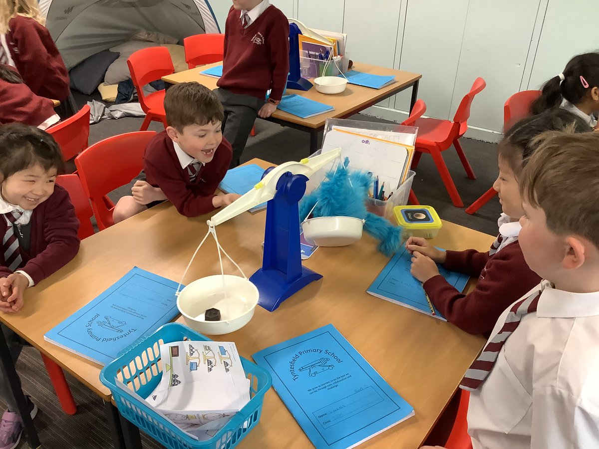 TyntesfieldJM's tweet photo. We had lots of fun this morning trying to find objects in our classroom which were equal to 100g. https://t.co/JJJ0pAtTwI