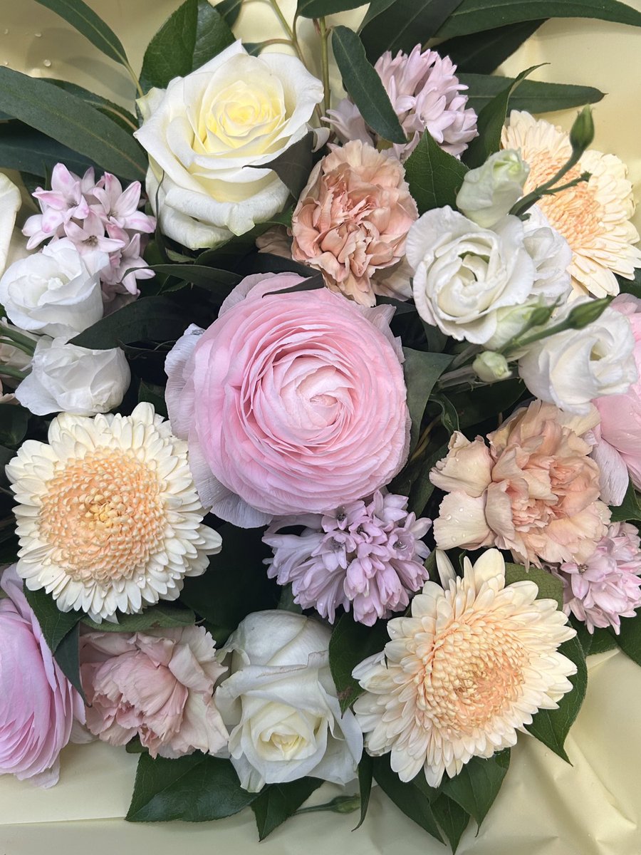 FlowerStyleMcr's tweet photo. Passion For Pastels 

Available on our website. Link in bio. 

#beautifulbouquets #luxuryflowers #stylishflowers #hyacinths #roses #ranunculus #seasonalflowers #orderonline #shoplocal https://t.co/080lM3sUhM