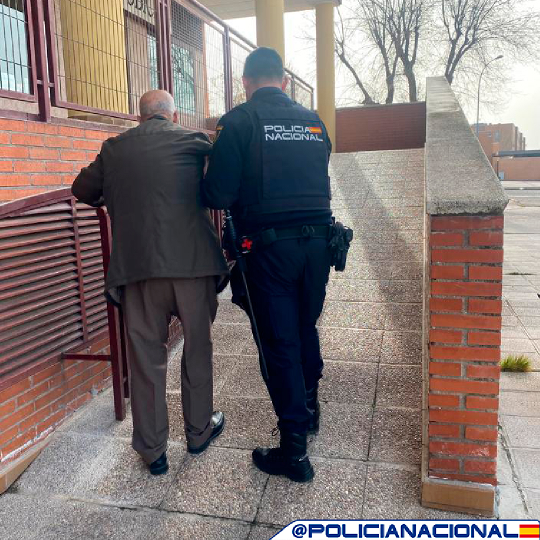 #BuenosDías de #domingo, hoy os los damos con esta foto💙

Y con ella queremos recordaros la existencia de este correo al que enviar información de forma anónima: protegealmayor@policia.es

Ayúdanos a cuidar de nuestros #mayores👵