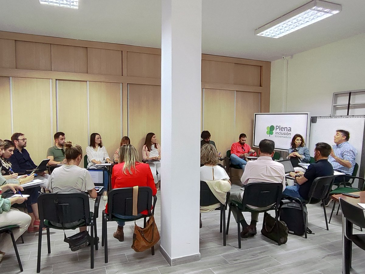 plenaextremadur's tweet photo. 🍀Reunión del equipo de gerentes de Plena inclusión Extremadura para trabajar objetivos de interés común para el movimiento asociativo.

#discapacidadintelectual https://t.co/4pqL6j0G25