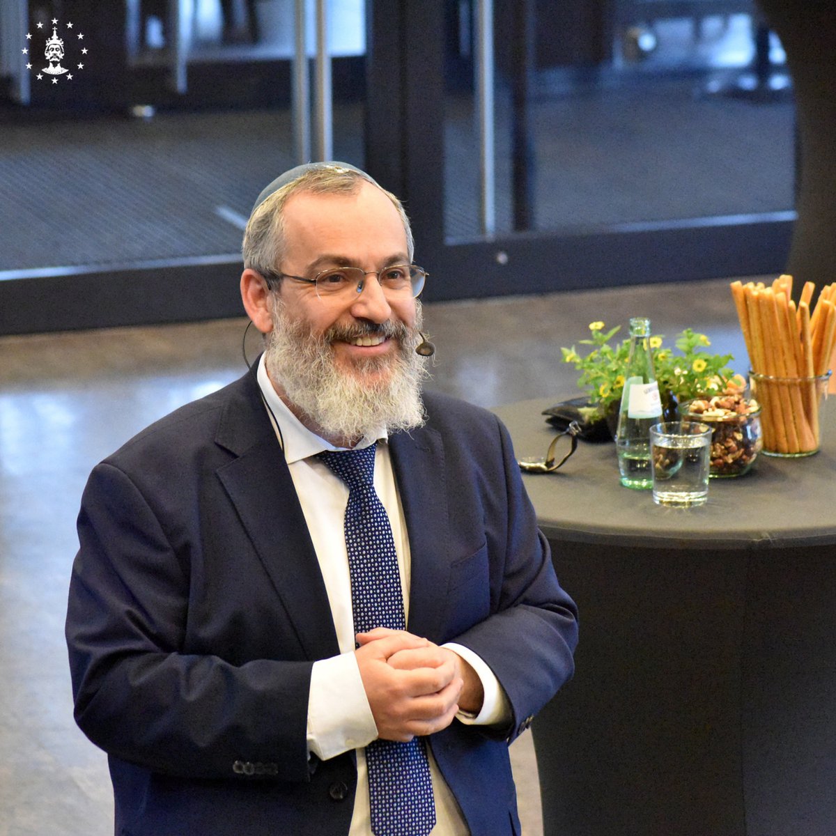 Gestern stellte sich Rabbiner Avichai Apel im #Karlspreis2024-Rahmenprogramm den Fragen der knapp 60 Gäste und sprach darüber, wie man eigentlich Rabbiner wird, was seine Aufgaben sind, was 'koscher' bedeutet und welche seine jüdischen Lieblingswitze sind. 📸 Andreas Herrmann