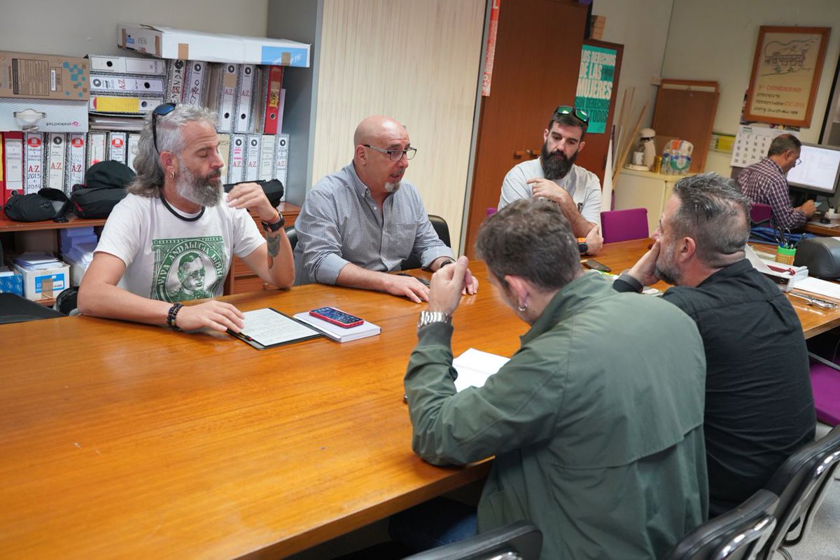 🚈 La liberalización ferroviaria impuesta por la #UE 🇪🇺 ha abierto la puerta a una externalización y precarización del sector. Hoy, junto al compañero @Toni_Valero, nos hemos reunido junto a los compañeros del sector ferroviario de @CCOOMalaga para conocer su situación. Desde