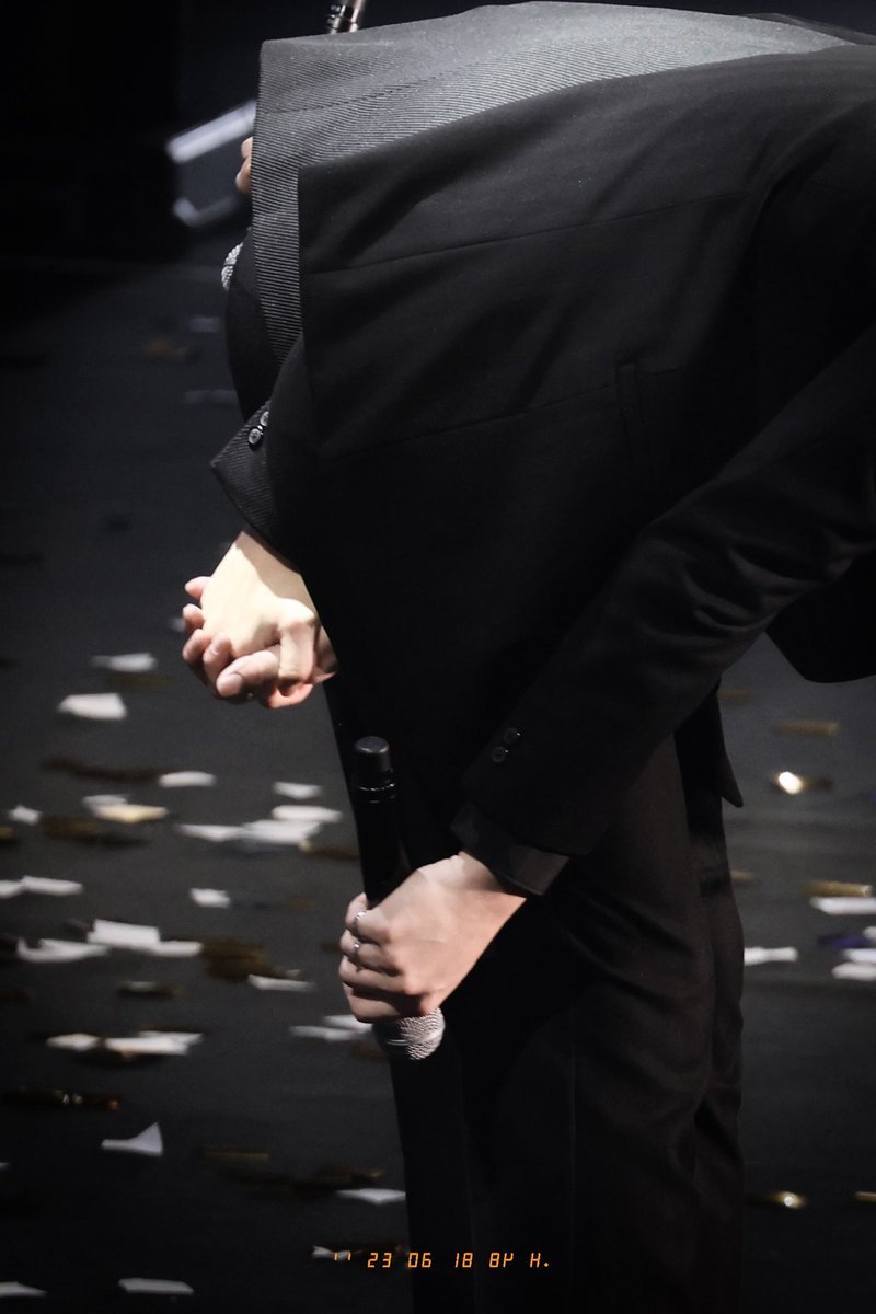 baeksmuurf's tweet photo. “I’m not that fall in love fast person at all, but if I fall in love with someone, it’s gonna be like so hard~ fall in love”

don’t touch me😔 https://t.co/Vmazz5gclM