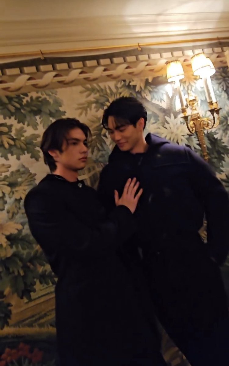 baeksmuurf's tweet photo. “I’m not that fall in love fast person at all, but if I fall in love with someone, it’s gonna be like so hard~ fall in love”

don’t touch me😔 https://t.co/Vmazz5gclM