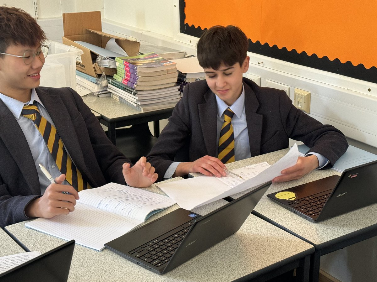 MonktonBusEcon's tweet photo. Year 11 GCSE Business students teaching each other topics from the course as part of their revision 😃🍎📚 https://t.co/OF6jUylyWF