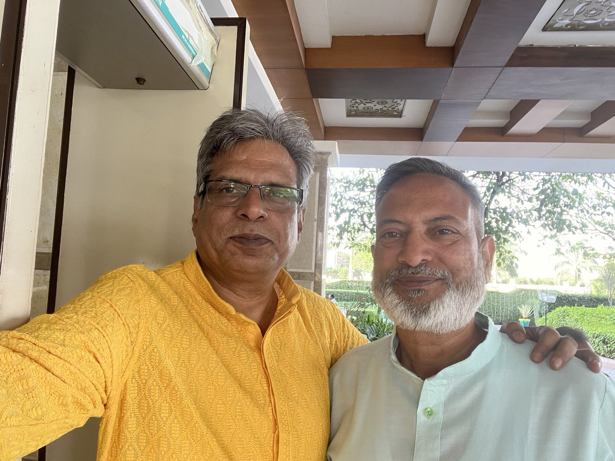 आ गये फाटक बाबा @MukeshPathakji भी। वर्षों की मित्रता पर पहली मुलाक़ात।