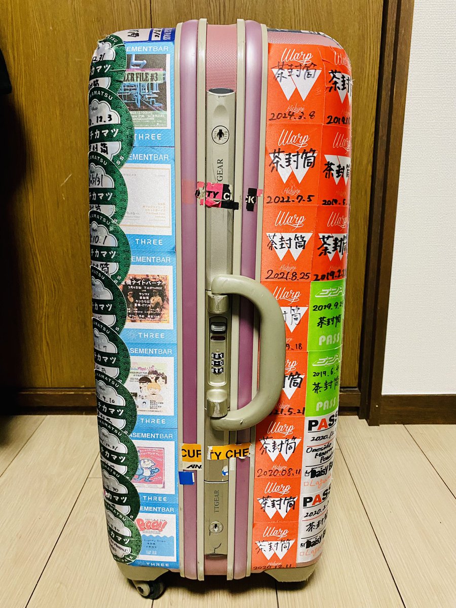 ForgottenBook's tweet photo. バンドマンっぽいスーツケース https://t.co/25gvliVAwG