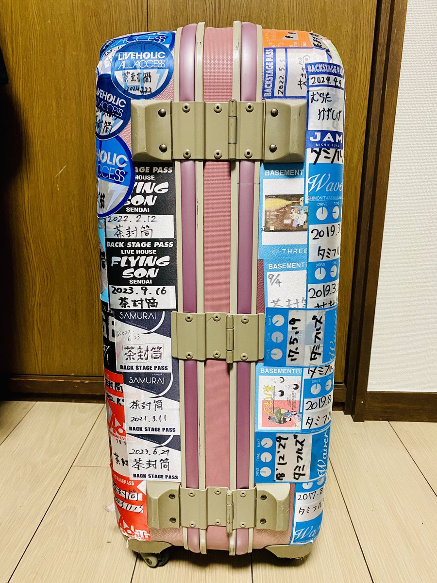 ForgottenBook's tweet photo. バンドマンっぽいスーツケース https://t.co/25gvliVAwG