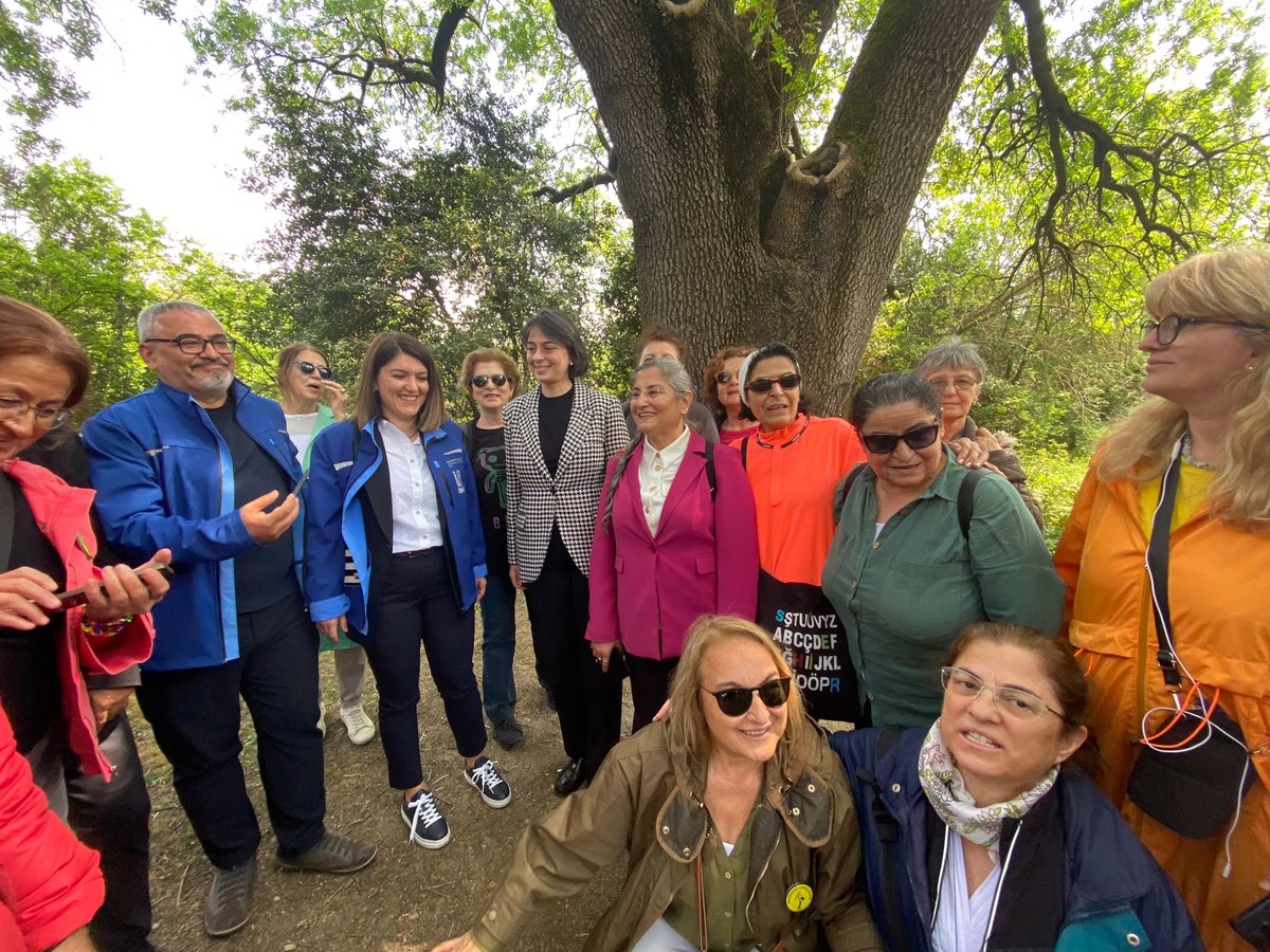 Üsküdar Belediye Başkanımız Sayın Sinem Dedetaş, Validebağ Gönüllüleri, Acıbadem ve Altunizade Muhtarlarımızla birlikte bu sabah Üsküdar’ın en özel yerlerinden biri olan Validebağ Korusu’nda idik.

Doğal ve temiz bir ortamda hoş sohbet çok keyifliydi…