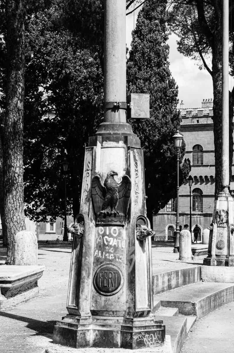 Dio amate no armate
#Rome
#blackandwhitephotography 
#monochrome
#Streetphotography