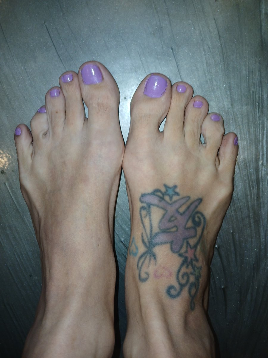 sneakytoes24's tweet photo. @FeetFinder Prettiest I got on my phone right now... https://t.co/7ogbeNI1m3
