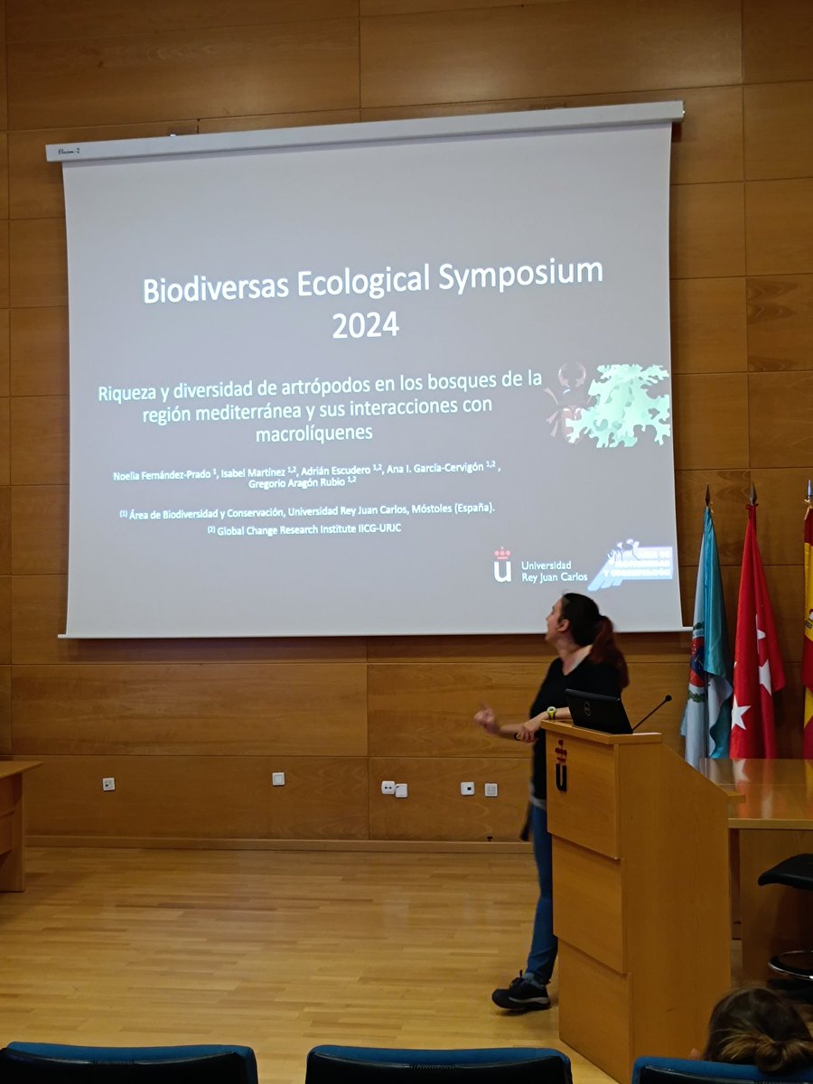 SymposiumBES's tweet photo. Tras la breve pausa, Noelia Fernández nos expone una flash talk sobre "Riqueza y diversidad de artrópodos en los bosques de la región mediterránea y sus interacciones con macrolíquenes" https://t.co/pbcc1eAx3x