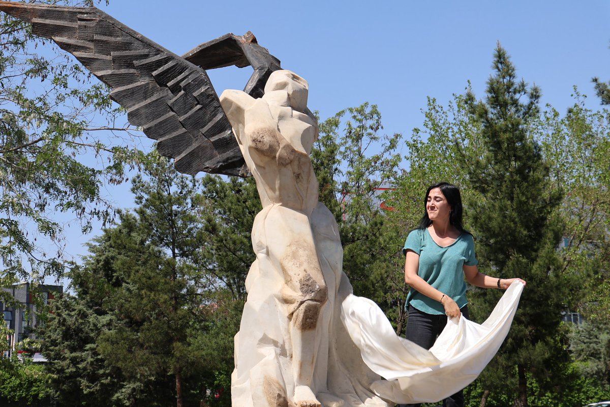 Bağlar’da HDP döneminde belediye önüne konulan kadın heykeli, 2019 yılında kayyım tarafından “Namaz kılıyoruz. Önümüzde kadın olmaz” diyerek kaldırıldı. Seçimden sonra belediyenin ilk işi “Jin Jiyan azadi” sloganları ile heykeli yerine bırakmak oldu.