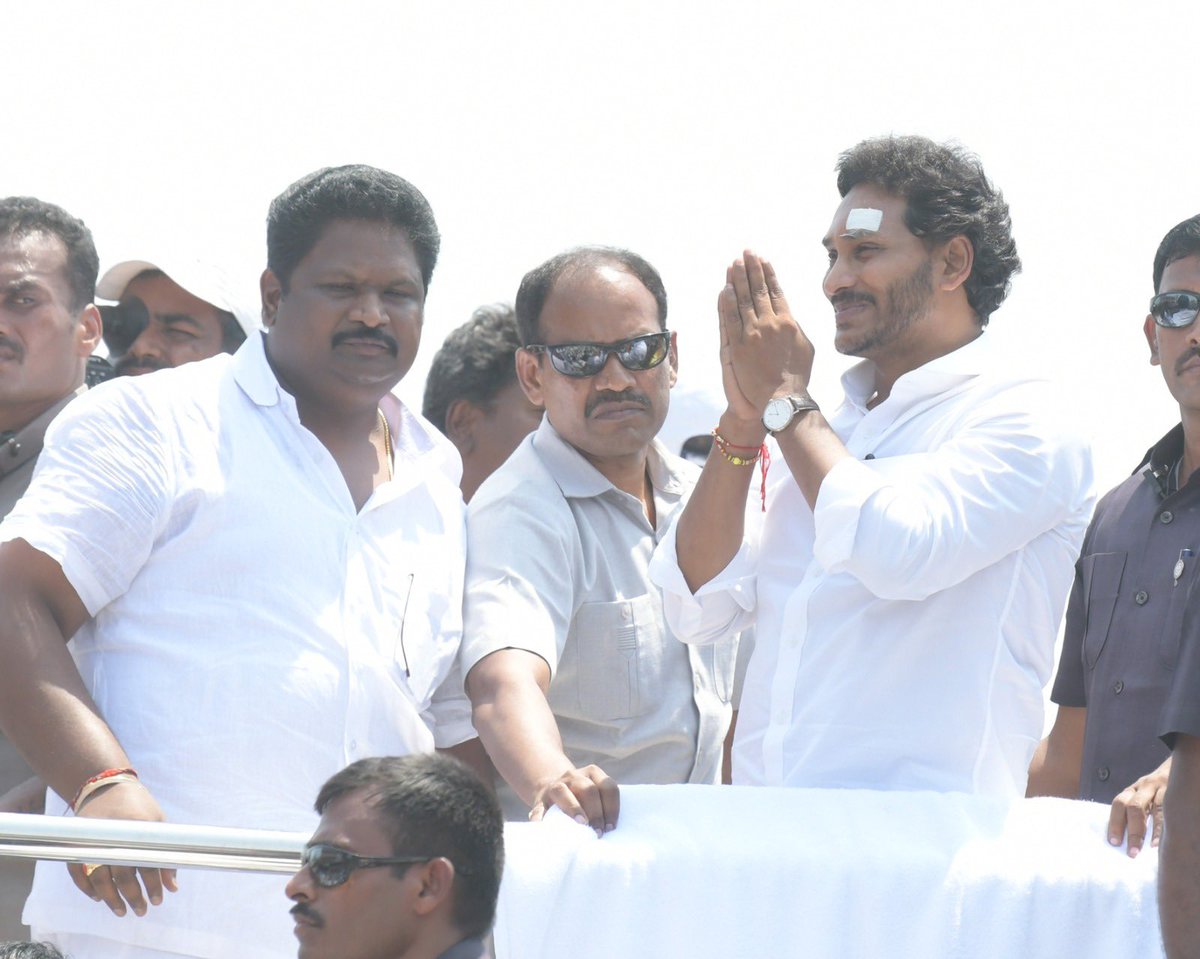 JaganannaCNCTS's tweet photo. మేమంతా సిద్ధం అంటూ జననేతతో కలిసి కదంతొక్కిన గోదావరి జనం 🔥🙏🏻

అడుగడుగునా సీఎం జగనన్నకు ఘన స్వాగతం పలికిన ప్రజలు! 

#MemanthaSiddham #VoteForFan 
#YSJaganAgain #AndhraPradesh https://t.co/XyuVmokPpP