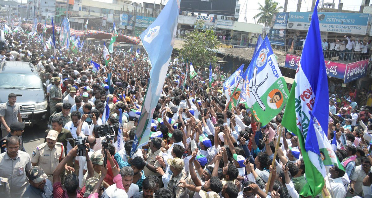JaganannaCNCTS's tweet photo. మేమంతా సిద్ధం అంటూ జననేతతో కలిసి కదంతొక్కిన గోదావరి జనం 🔥🙏🏻

అడుగడుగునా సీఎం జగనన్నకు ఘన స్వాగతం పలికిన ప్రజలు! 

#MemanthaSiddham #VoteForFan 
#YSJaganAgain #AndhraPradesh https://t.co/XyuVmokPpP