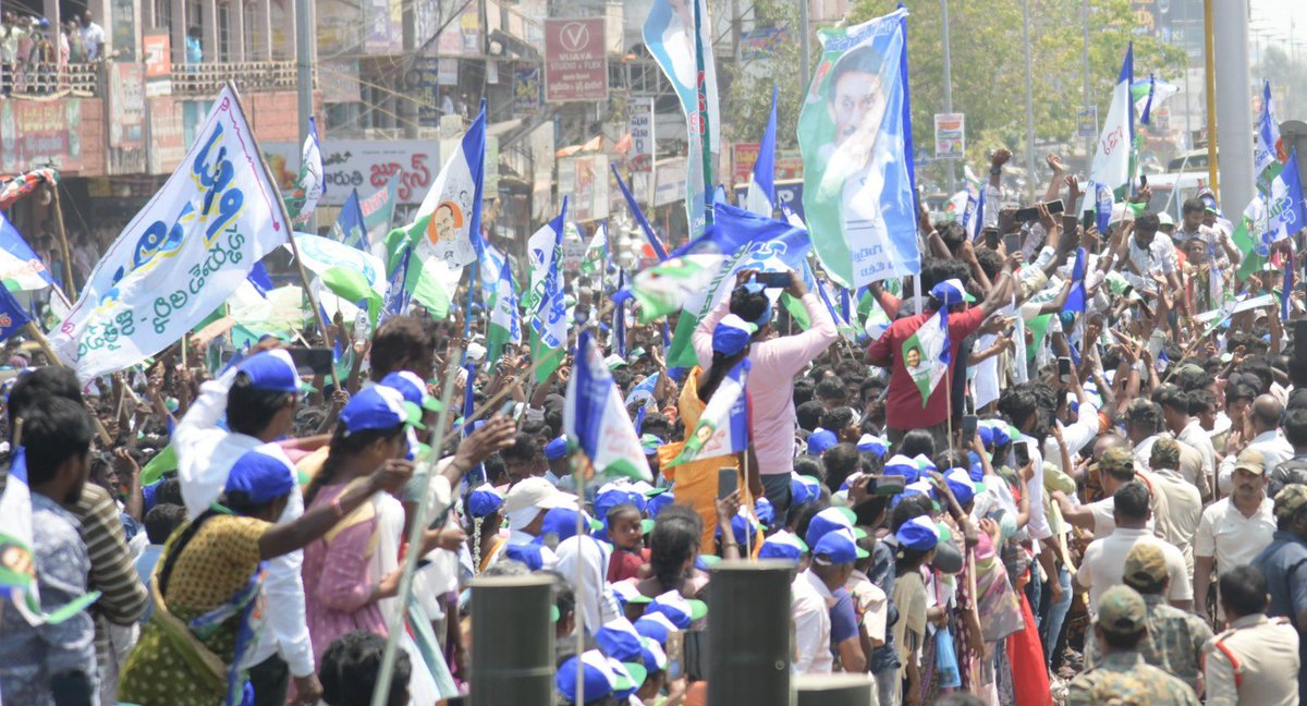 JaganannaCNCTS's tweet photo. మేమంతా సిద్ధం అంటూ జననేతతో కలిసి కదంతొక్కిన గోదావరి జనం 🔥🙏🏻

అడుగడుగునా సీఎం జగనన్నకు ఘన స్వాగతం పలికిన ప్రజలు! 

#MemanthaSiddham #VoteForFan 
#YSJaganAgain #AndhraPradesh https://t.co/XyuVmokPpP