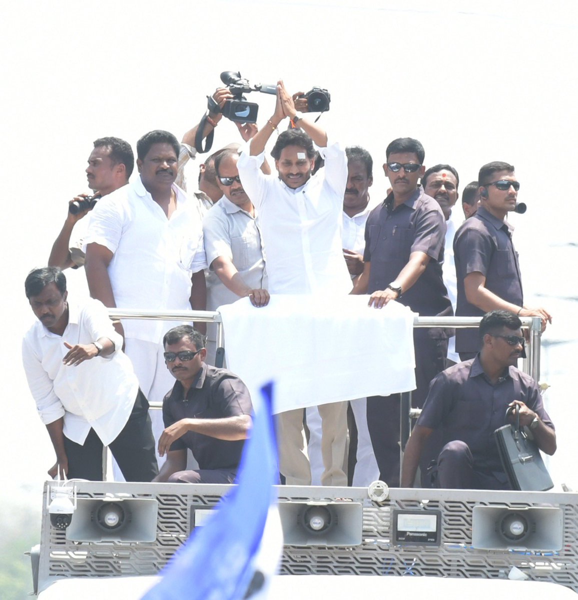 JaganannaCNCTS's tweet photo. మేమంతా సిద్ధం అంటూ జననేతతో కలిసి కదంతొక్కిన గోదావరి జనం 🔥🙏🏻

అడుగడుగునా సీఎం జగనన్నకు ఘన స్వాగతం పలికిన ప్రజలు! 

#MemanthaSiddham #VoteForFan 
#YSJaganAgain #AndhraPradesh https://t.co/XyuVmokPpP
