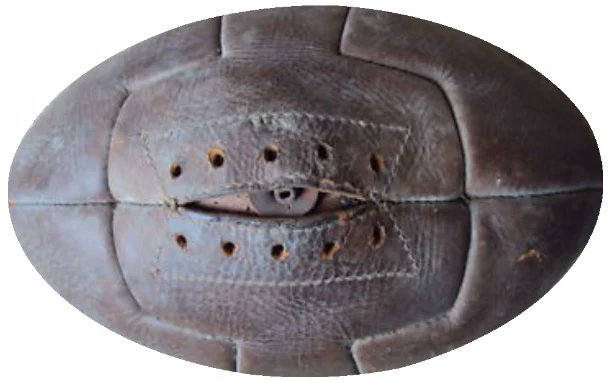 BECHIGUES's tweet photo. D'un dessin à la réalité. @BECHIGUES William THOMLINSON Rugby "T-panel" fabriquée dans l'usine Greenbank Leather Works de Glasgow 🏴󠁧󠁢󠁳󠁣󠁴󠁿en 1940. #OldLeatherRugbyBall #Gonfle #Bechigue #Vieuxballons #Pelotasdecuero https://t.co/6mz7zQVgTK