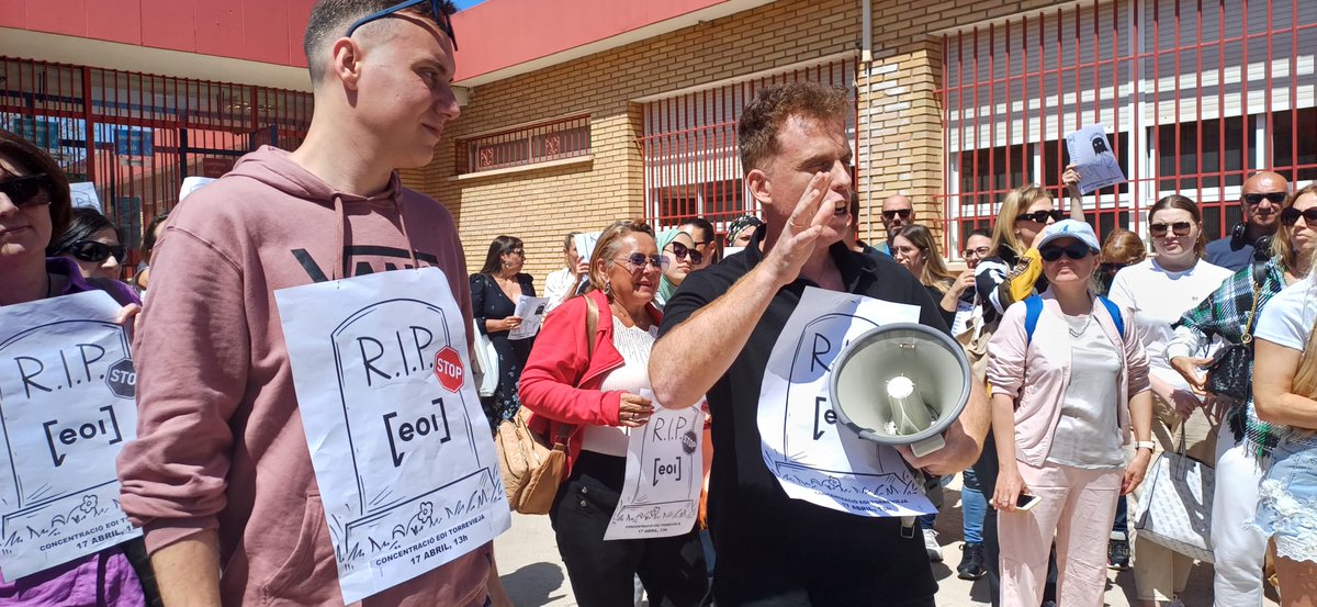 inf_vegabaja's tweet photo. 🔵La Generalitat suprime más 7OO plazas de cursos de español de la Escuela Oficial de Idiomas de #TORREVIEJA y profesores y alumnos se movilizan contra los recortes /fotos @David_Pamies_   https://t.co/0rxJGe6kRl https://t.co/R12TDozaau