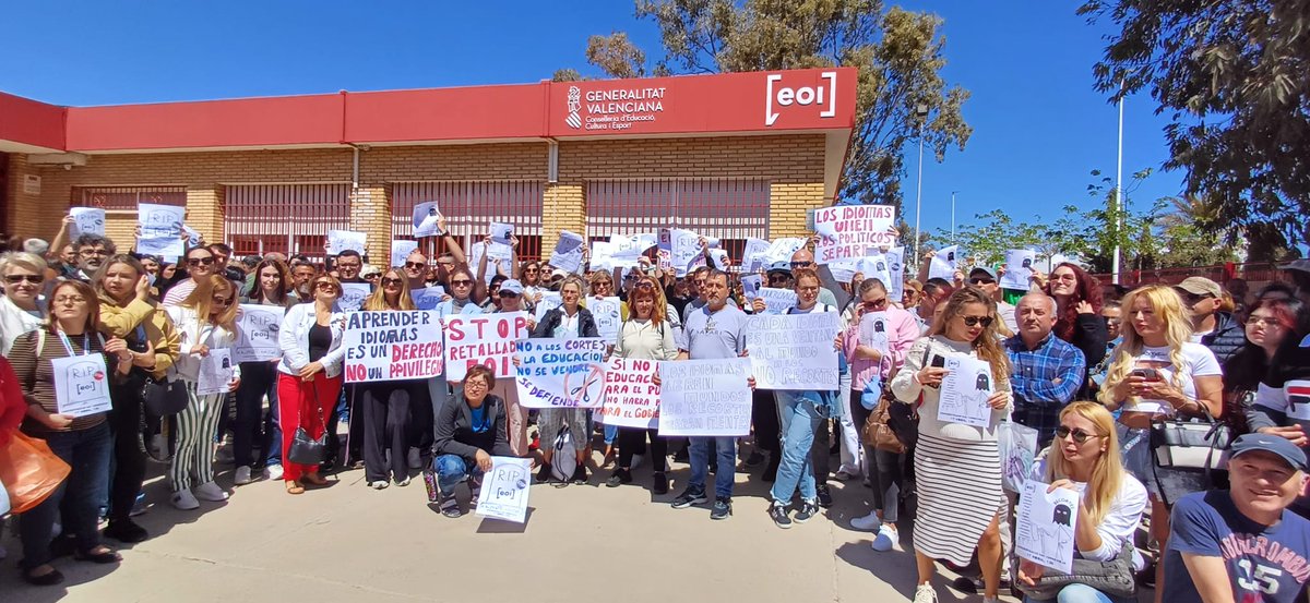 inf_vegabaja's tweet photo. 🔵La Generalitat suprime más 7OO plazas de cursos de español de la Escuela Oficial de Idiomas de #TORREVIEJA y profesores y alumnos se movilizan contra los recortes /fotos @David_Pamies_   https://t.co/0rxJGe6kRl https://t.co/R12TDozaau